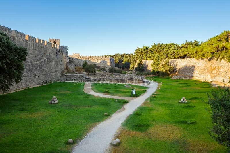 Grekland Rhodes - Juli 13 fästningväggarna av den gamla staden på Juli 13, 2014 i Rhodes, Grekland arkivbild Grekland Rhodes - Juli 13 fästningväggarna av den gamla staden på Juli 13, 2014 i Rhodes, Grekland arkivbild