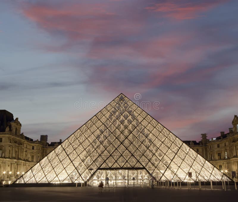 Louvre, Pirâmide---França fotos de stock royalty free