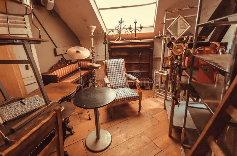 Grenier de magasin antique avec le fauteuil de vintage, décoration, meubles en bois, rétros détails