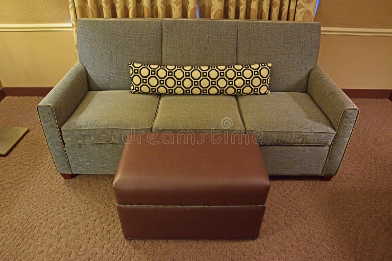 Grey Fabric Sofa mit Brown-Lederosmanen und langem schmalem Kissen
