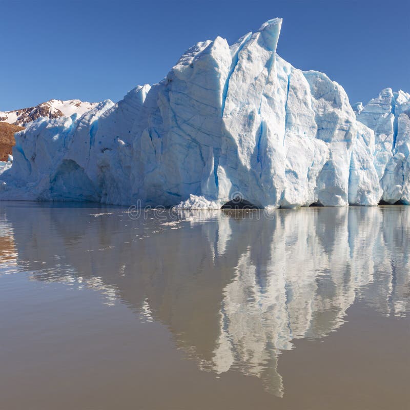 Grey Glacier Ice Peak Reflection, Patagonia, Chili image libre de droits Grey Glacier Ice Peak Reflection, Patagonia, Chili image libre de droits
