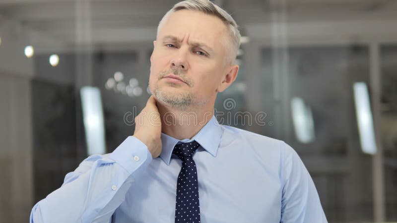 Grey Hair Businessman cansado con el dolor de cuello, carga de trabajo