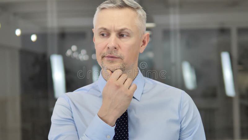Grey Hair Businessman de pensamiento en la oficina, reuni?n de reflexi?n