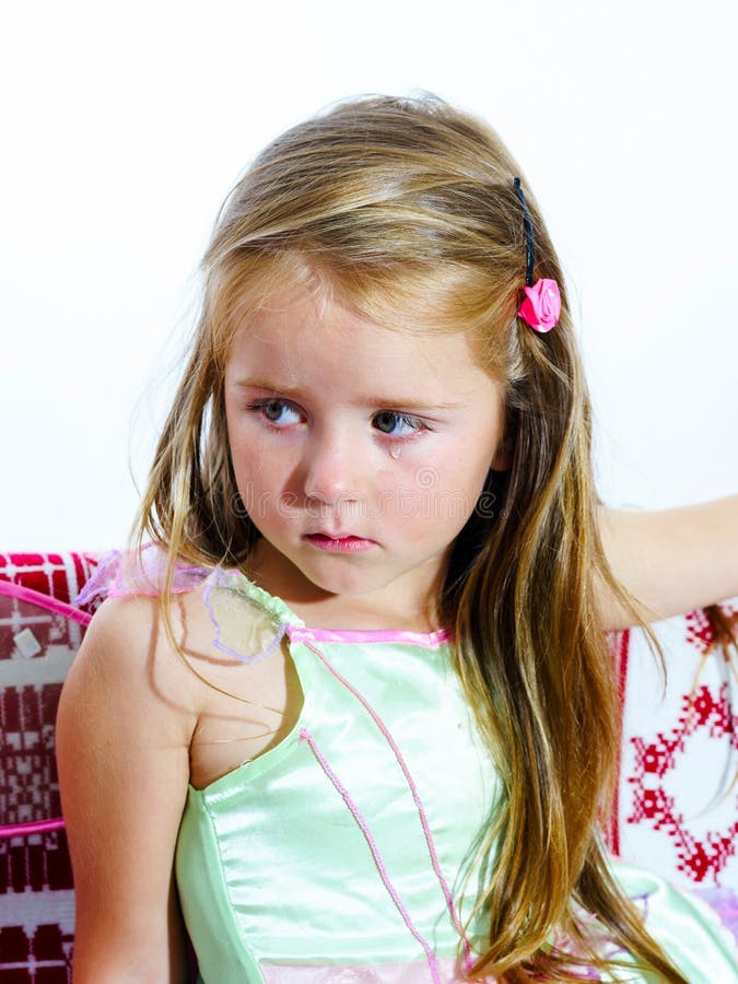 Gridando bambina sveglia con il fuoco su lei strappi sul backgro bianco immagini stock libere da diritti Gridando bambina sveglia con il fuoco su lei strappi sul backgro bianco immagini stock libere da diritti