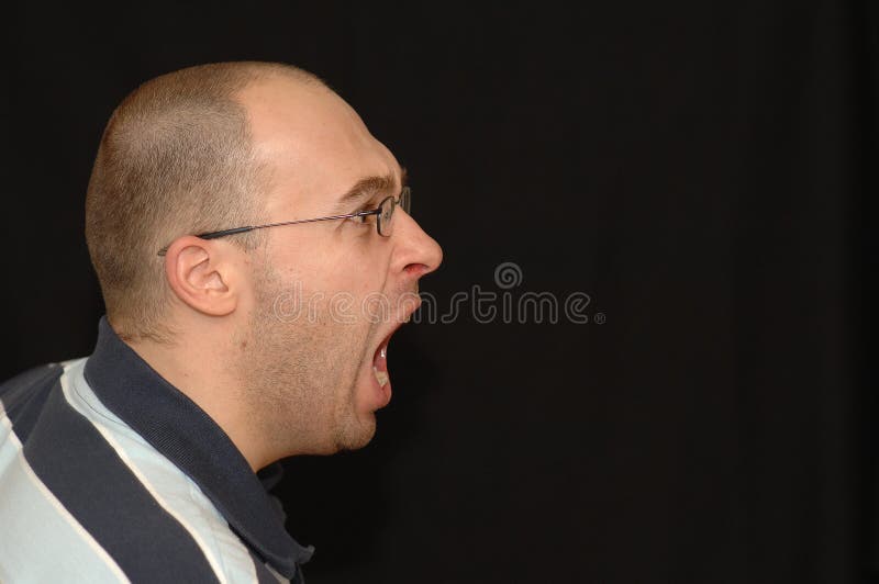 Gridare dell'uomo fotografie stock libere da diritti Gridare dell'uomo fotografie stock libere da diritti