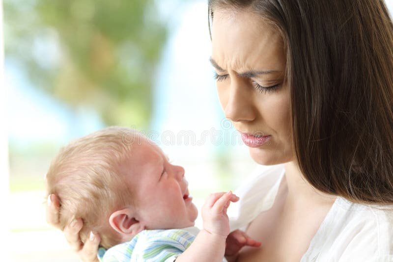 Gridare disperato stanco del bambino e della madre fotografia stock Gridare disperato stanco del bambino e della madre fotografia stock