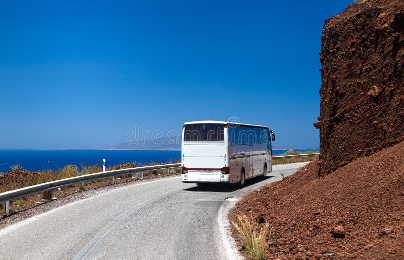 Griechenland Santorini der Aufstieg des Busses auf kurvenreicher Straße stockbild Griechenland Santorini der Aufstieg des Busses auf kurvenreicher Straße stockbild