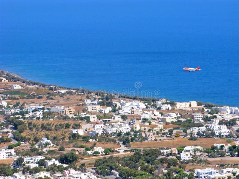 Griechenland, Santorini, Kamari-Dorf, Flugzeug, Meer, Draufsicht lizenzfreie stockfotos Griechenland, Santorini, Kamari-Dorf, Flugzeug, Meer, Draufsicht lizenzfreie stockfotos