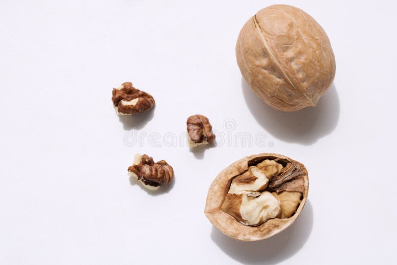 Griechische Nussnahaufnahme auf weißem Hintergrund, Walnusskern, Hälfte der Walnuss, gehackte Walnuss lizenzfreie stockfotografie Griechische Nussnahaufnahme auf weißem Hintergrund, Walnusskern, Hälfte der Walnuss, gehackte Walnuss lizenzfreie stockfotografie