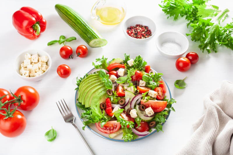 Griechischer Artavocado-Tomatensalat Mit Feta, Oliven, Gurke, Zwiebel ...