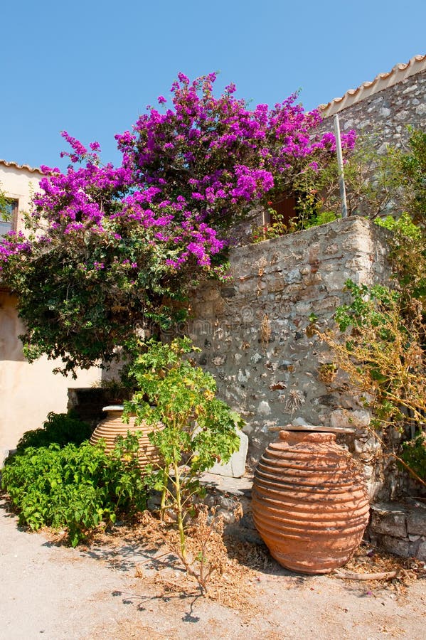 Griechischer Garten stockfoto. Bild von gebäude, violett