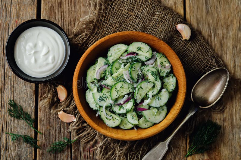 Griechischer Gurkensalat Der Roten Zwiebel Des Joghurts Stockfoto ...