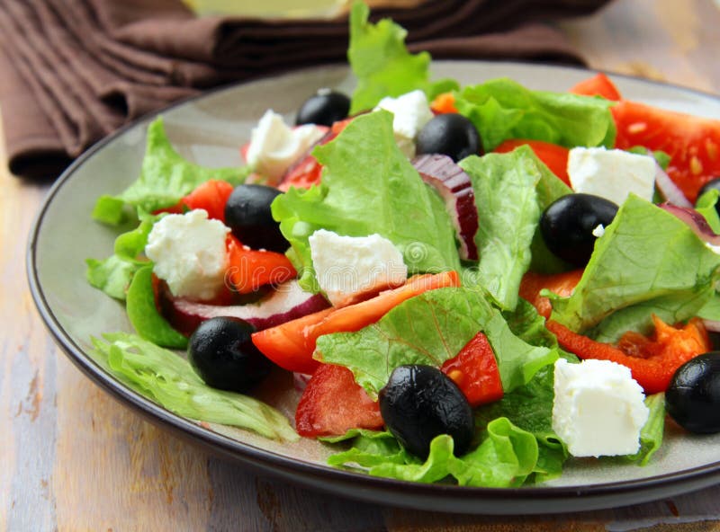 Griechischer Salat Mit Fetakäse, Oliven Stockfoto - Bild von ...