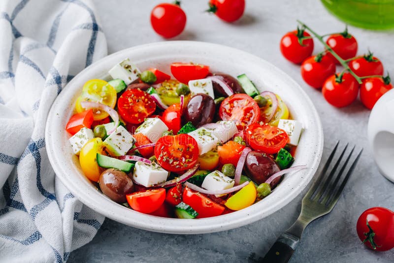 Griechischer Salat Von Organischen Tomaten, Von Gurke, Von Roter ...