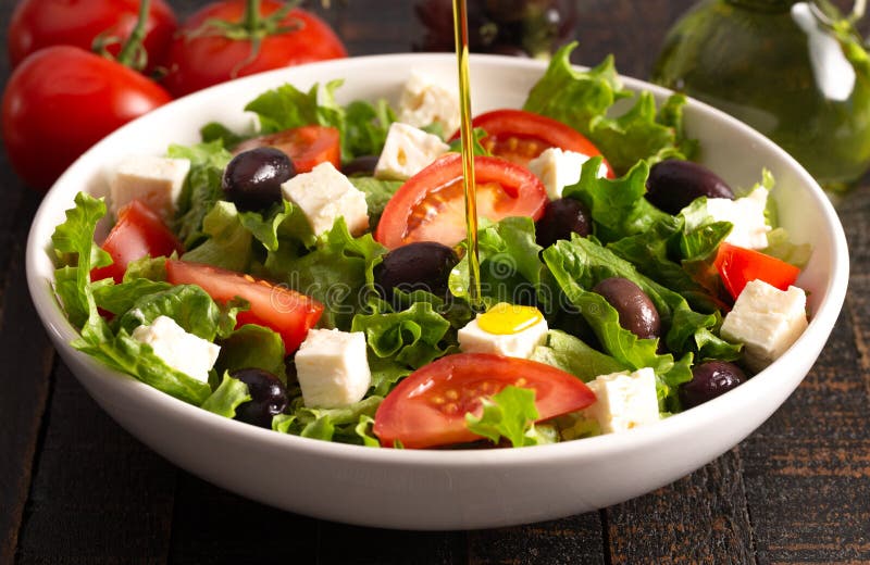 Griechischer Salat Mit Oliven-Tomaten Und Feta Auf Einer Rustikalen H ...