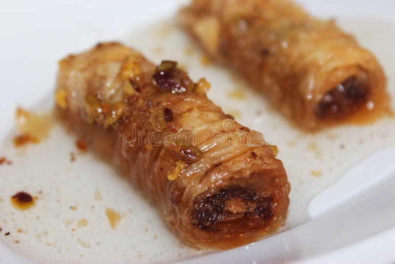 Griechisches Baklava Rollt Auf Einer Platte Stockbild - Bild von ... Griechisches Baklava Rollt Auf Einer Platte Stockbild - Bild von ...