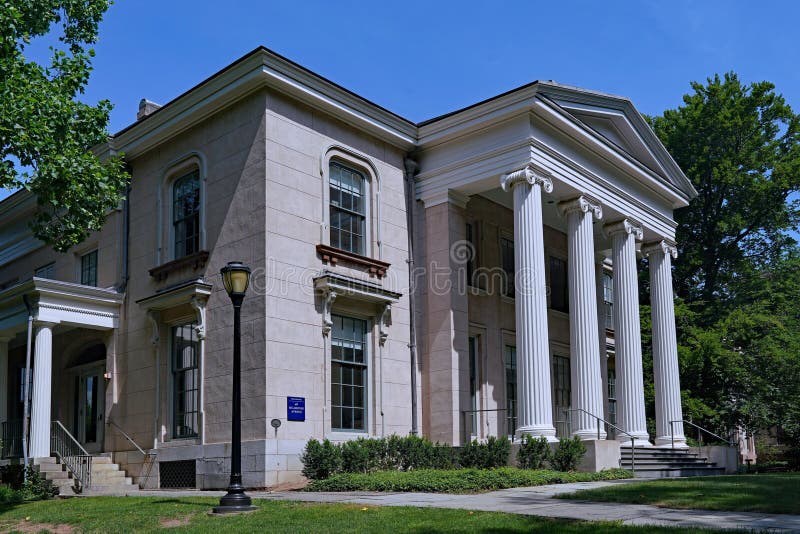 Griechisches Revival klassisches Herrenhaus stockbild