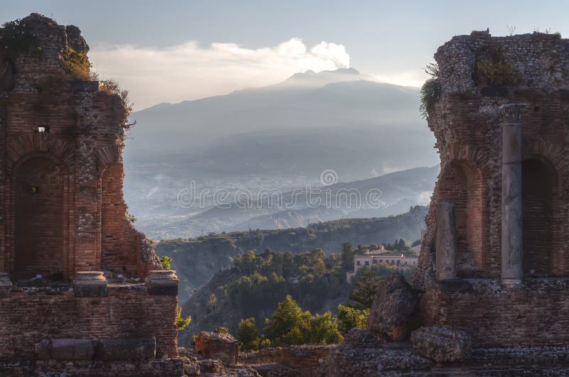 Griechisches Theater und Montierung Ätna, Taormina lizenzfreie stockfotografie Griechisches Theater und Montierung Ätna, Taormina lizenzfreie stockfotografie