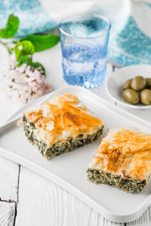 Griechisches Torte spanakopita auf der weißen Platte mit stattet Vertikale aus stockfoto Griechisches Torte spanakopita auf der weißen Platte mit stattet Vertikale aus stockfoto