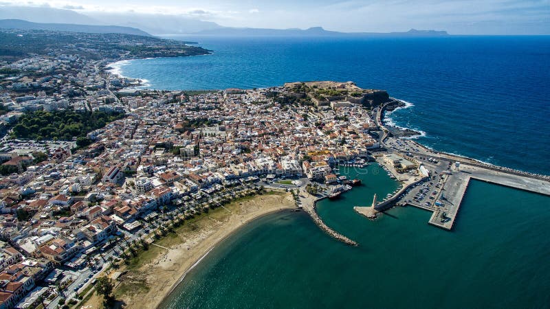 Griekenland Eiland Kreta Rethymno De wedstrijdvuurtoren van de hommelfotografie stock foto Griekenland Eiland Kreta Rethymno De wedstrijdvuurtoren van de hommelfotografie stock foto