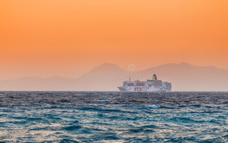 Griekenland, Rhodos - Juli 19: Het cruiseschip gaat in de lengte de kust bij sunseton op 19 Juli, 2014 in Rhodos, Griekenland stock foto Griekenland, Rhodos - Juli 19: Het cruiseschip gaat in de lengte de kust bij sunseton op 19 Juli, 2014 in Rhodos, Griekenland stock foto