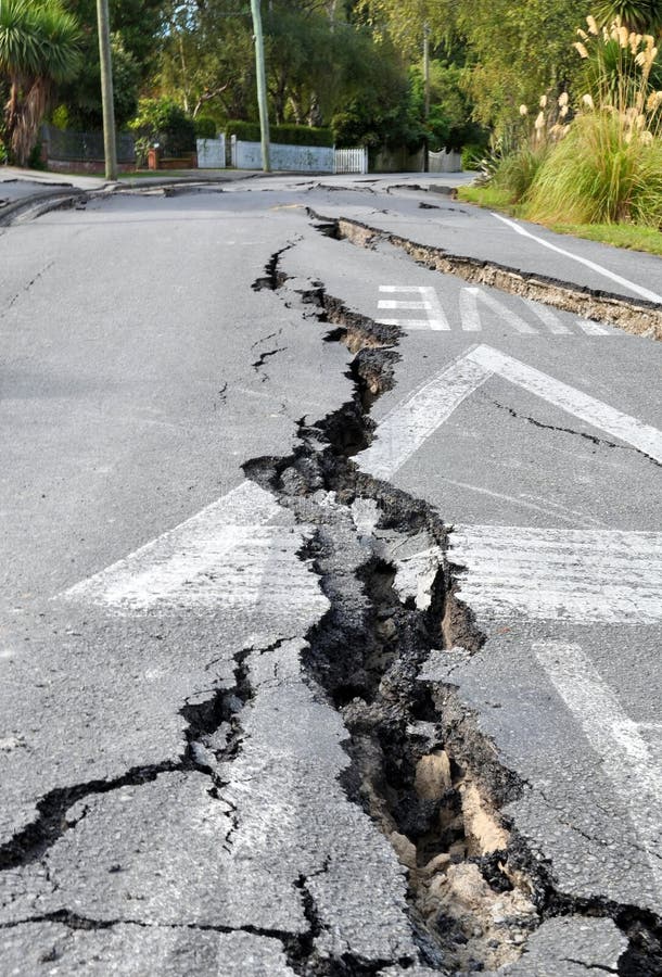 Grietas en un camino causado por un terremoto