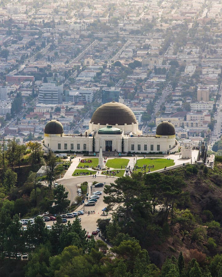 Griffith Observatory med cityscape i bakgrund på solnedgången arkivfoton Griffith Observatory med cityscape i bakgrund på solnedgången arkivfoton