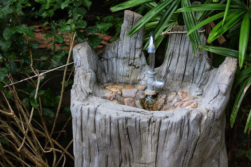 Grifo Con Fregadero De Troncos Antiguos, Bello Estilo Vintage Natural En El Jardín  Exterior. Foto de archivo - Imagen de grifo, tailandia: 198294170