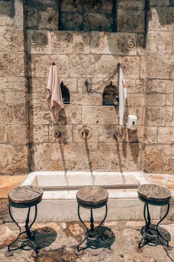 Grifos De Bronce Sobre Lavabo De Piedra En El Cuarto De Baño Foto de  archivo - Imagen de servicio, retro: 252474414