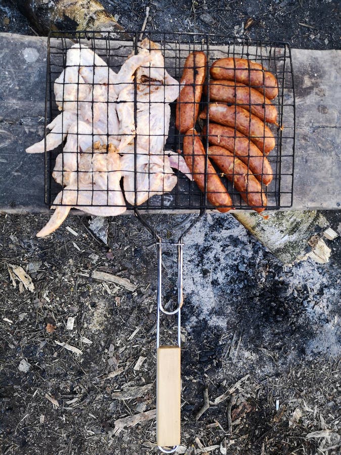 Grigli, friggendo la carne fresca, barbecue del pollo, la salsiccia, il kebab, l'hamburger, le verdure, il BBQ, il barbecue, frut immagini stock Grigli, friggendo la carne fresca, barbecue del pollo, la salsiccia, il kebab, l'hamburger, le verdure, il BBQ, il barbecue, frut immagini stock