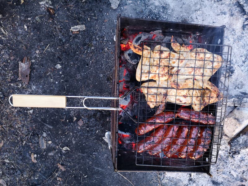 Grigli, friggendo la carne fresca, barbecue del pollo, la salsiccia, il kebab, l'hamburger, le verdure, il BBQ, il barbecue, frut fotografie stock Grigli, friggendo la carne fresca, barbecue del pollo, la salsiccia, il kebab, l'hamburger, le verdure, il BBQ, il barbecue, frut fotografie stock