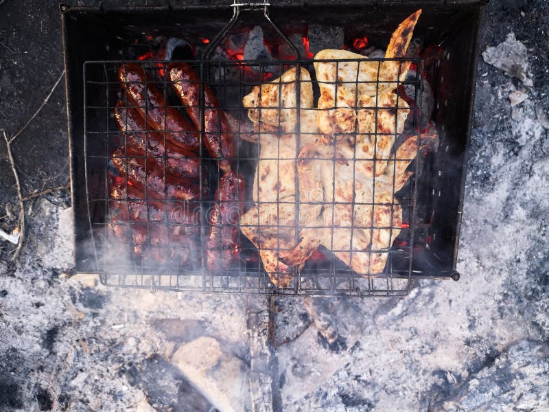 Grigli, friggendo la carne fresca, barbecue del pollo, la salsiccia, il kebab, l'hamburger, le verdure, il BBQ, il barbecue, frut immagini stock libere da diritti Grigli, friggendo la carne fresca, barbecue del pollo, la salsiccia, il kebab, l'hamburger, le verdure, il BBQ, il barbecue, frut immagini stock libere da diritti
