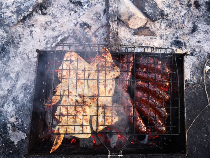 Grigli, friggendo la carne fresca, barbecue del pollo, la salsiccia, il kebab, l'hamburger, le verdure, il BBQ, il barbecue, frut fotografie stock Grigli, friggendo la carne fresca, barbecue del pollo, la salsiccia, il kebab, l'hamburger, le verdure, il BBQ, il barbecue, frut fotografie stock
