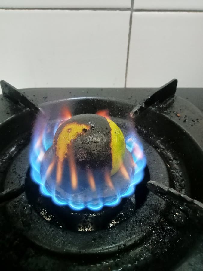 Grigliate la calce e poi la schiacciate aggiungete un po' di zucchero di palma che Dio voglia curare la tosse e prurito la gola. immagine stock libera da diritti