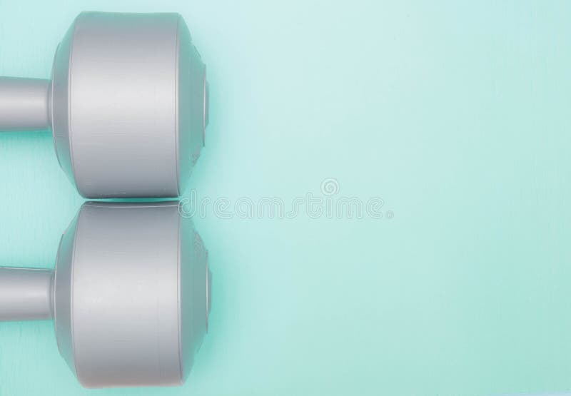 Grijze domoren en geschiktheidsgymnastiek op een achtergrond van groene yoga in een geschiktheidscentrum - Gezondheidszorgconcept stock afbeelding Grijze domoren en geschiktheidsgymnastiek op een achtergrond van groene yoga in een geschiktheidscentrum - Gezondheidszorgconcept stock afbeelding