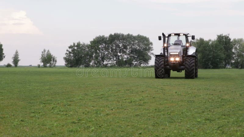 Grijze tractorritten op groen gebied