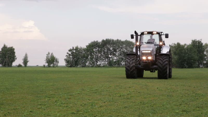 Grijze tractorritten op groen gebied