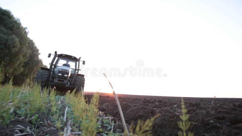 Grijze tractorritten op groen gebied