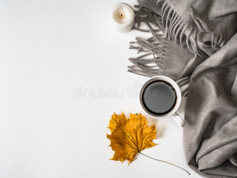 Grijze vlecht, witte mok met zwarte koffie, een witte kaars en een geel herfstblad Najaarsstemming bovenaanzicht Kopieerruimte stock afbeeldingen Grijze vlecht, witte mok met zwarte koffie, een witte kaars en een geel herfstblad Najaarsstemming bovenaanzicht Kopieerruimte stock afbeeldingen