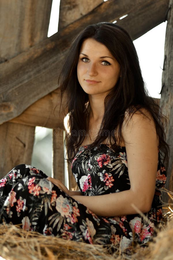 Gril auf dem Heu mit Träumen lizenzfreie stockfotografie Gril auf dem Heu mit Träumen lizenzfreie stockfotografie