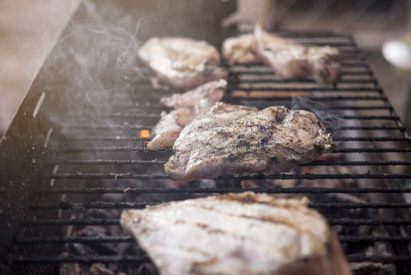 Gril de BBQ avec de la viande savoureuse de blanc de poulet photographie stock Gril de BBQ avec de la viande savoureuse de blanc de poulet photographie stock
