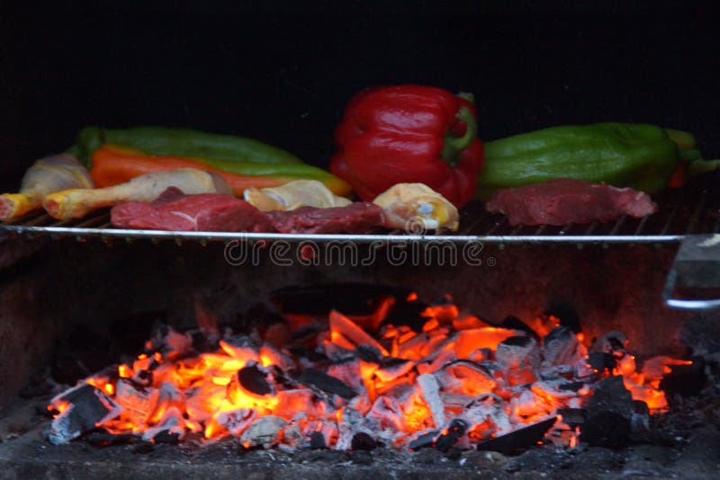 Grill - es ist eine Mahlzeit des Sommers stockbild Grill - es ist eine Mahlzeit des Sommers stockbild
