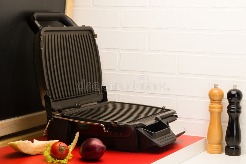 Grill jest na stole przygotowywającym dla smażyć obrazy royalty free Grill jest na stole przygotowywającym dla smażyć obrazy royalty free