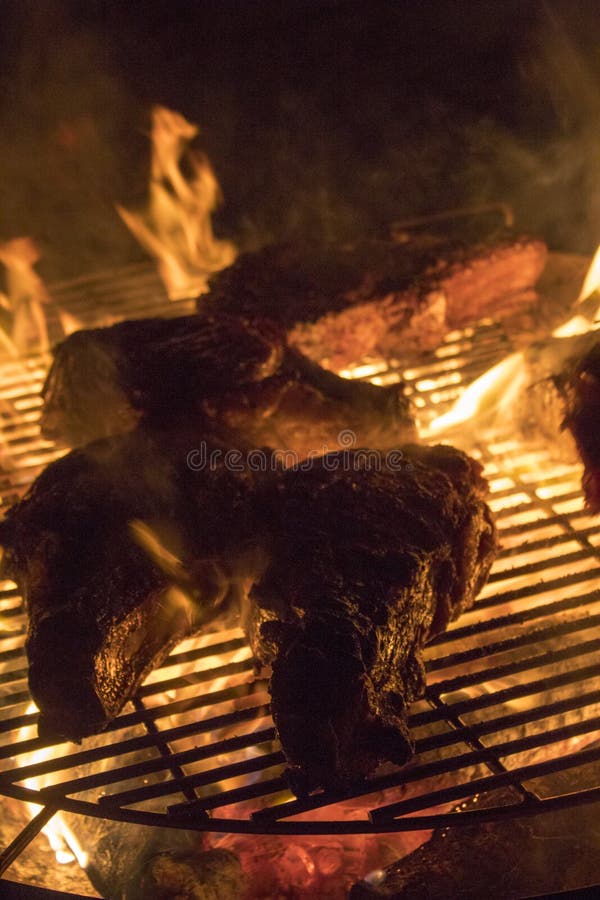 Grilla biff på öppna flammor royaltyfri fotografi Grilla biff på öppna flammor royaltyfri fotografi