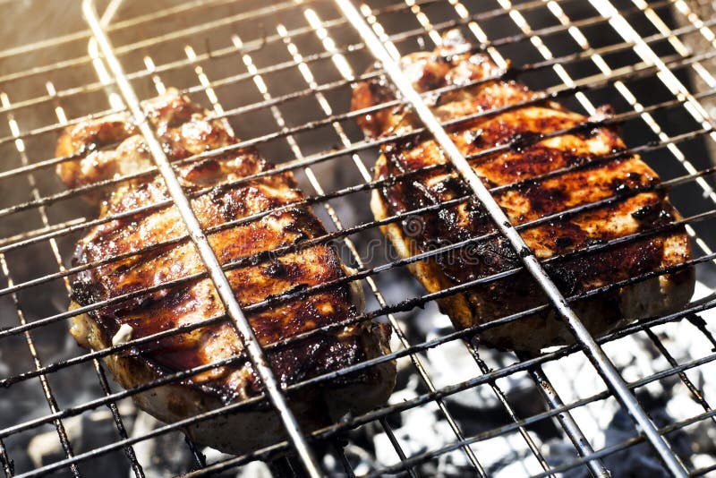 grilla meat Utomhus- matlagning på familjhelg royaltyfri bild grilla meat Utomhus- matlagning på familjhelg royaltyfri bild