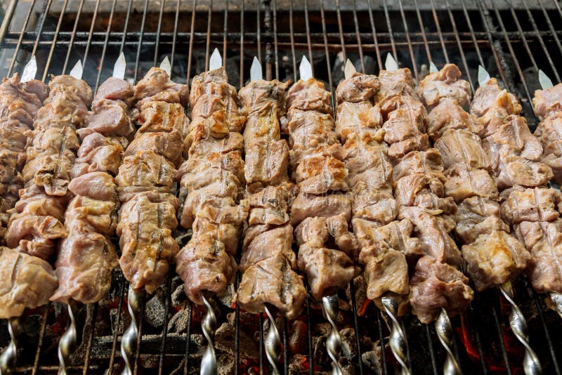 Grilla shashlik p? grillfestgaller Selektivt fokusera royaltyfria foton Grilla shashlik p? grillfestgaller Selektivt fokusera royaltyfria foton
