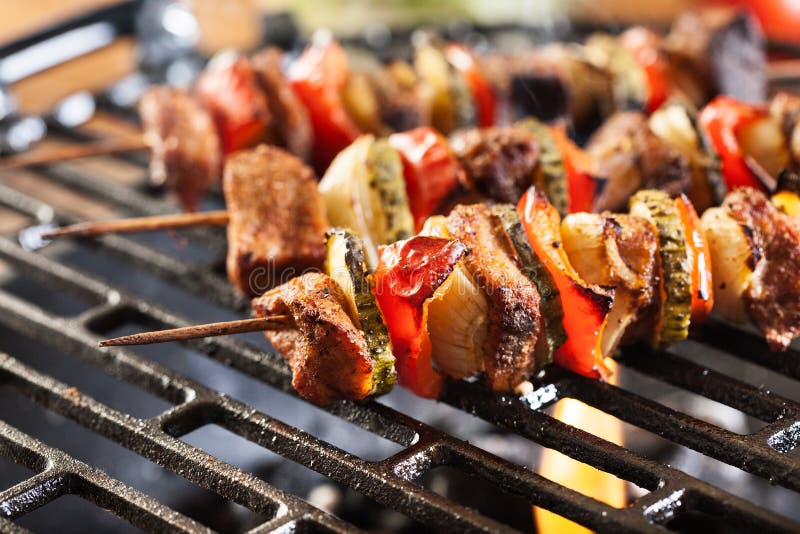 Grilla shashlik på grillfestgaller royaltyfri foto Grilla shashlik på grillfestgaller royaltyfri foto