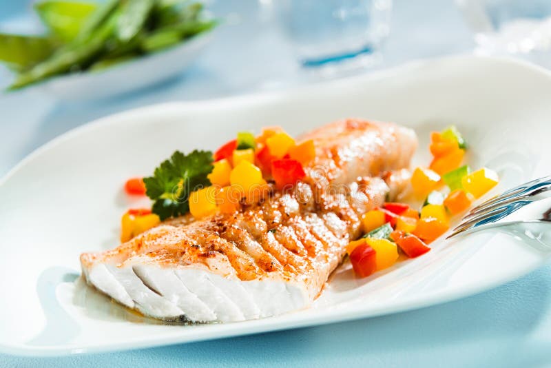 Grillad fiskfilé med en färgrik ny sallad royaltyfri foto Grillad fiskfilé med en färgrik ny sallad royaltyfri foto