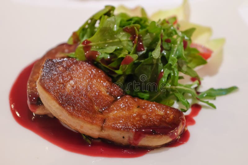 Grillad foiegrasbiff med grön sallad fotografering för bildbyråer Grillad foiegrasbiff med grön sallad fotografering för bildbyråer