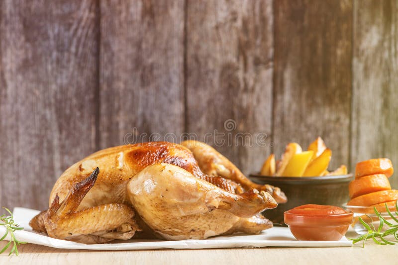 Grillad höna, potatisar och grönsaker på den ljusa tabellen Slapp fokus royaltyfri bild Grillad höna, potatisar och grönsaker på den ljusa tabellen Slapp fokus royaltyfri bild